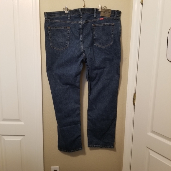 Wrangler Men's Blue Jeans NWT Men's Wrangler Relaxed Fit Comfort Flex Waistband - Picture 3 of 9
